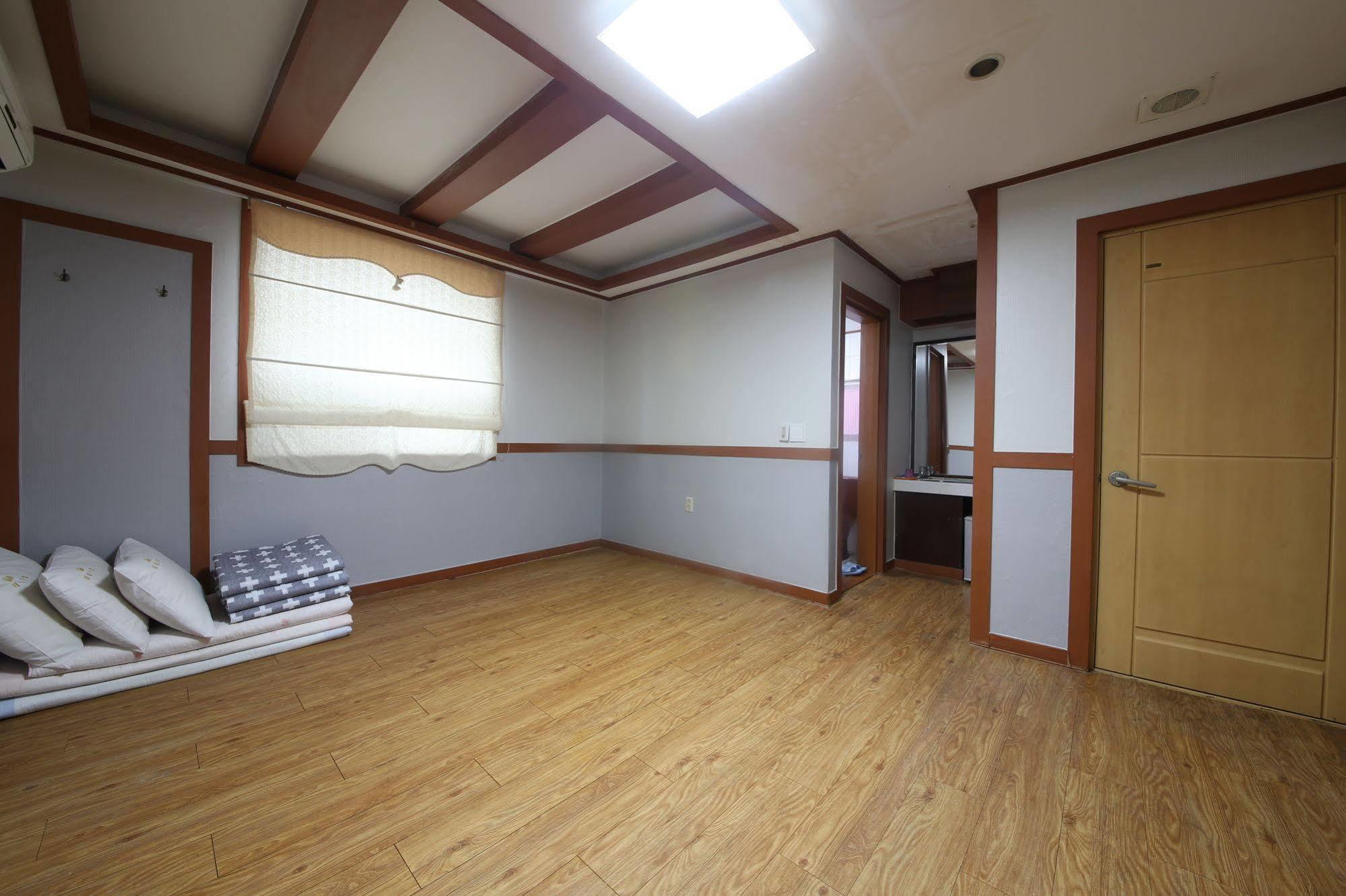Theme Motel Мокпо Экстерьер фото